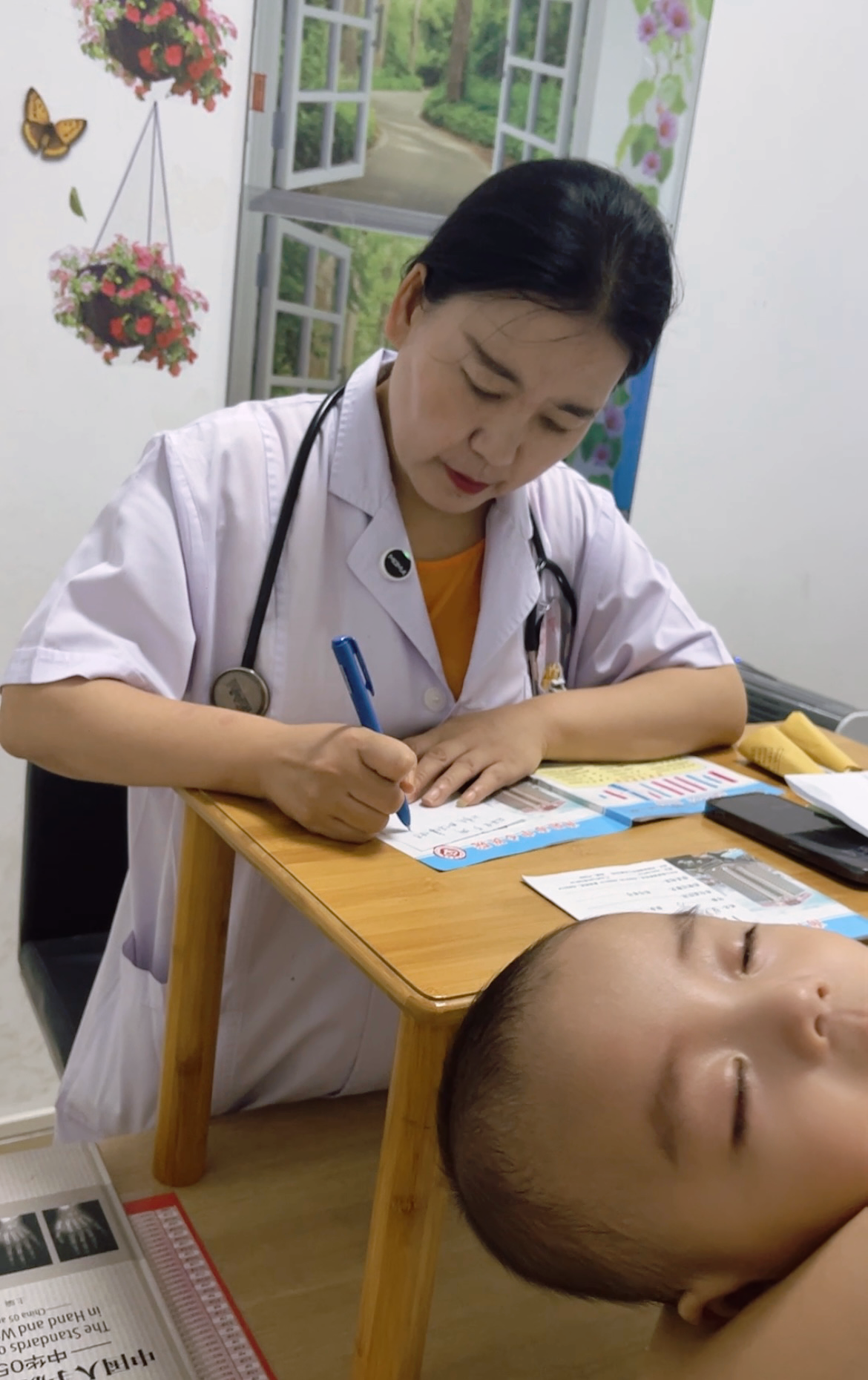 关于原空军总医院帮忙挂号陪同看病儿童看病专人照看，家长格外放心的信息