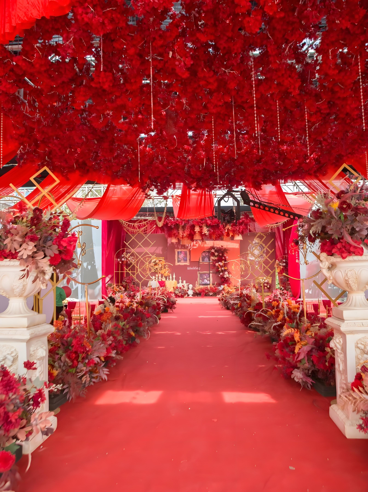 婚礼现场布置效果图  一,主题氛围  本次婚礼现场以 "浪漫花海" 为