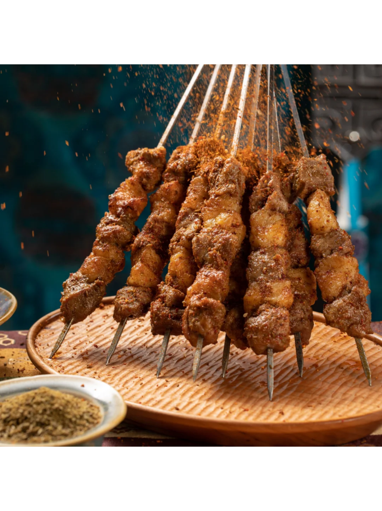 羊肉串是一道经典的街头美食,肉质鲜嫩,香气扑鼻,让人忍