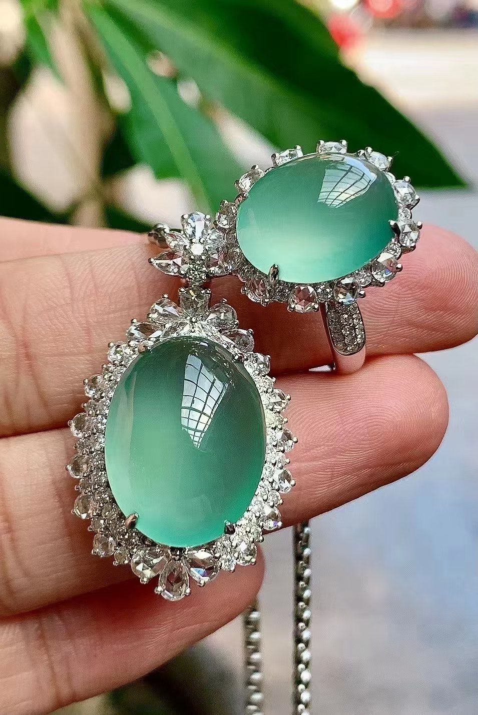 项链的主体由冰种飘花翡翠组成,质地晶莹剔透,飘花的图案如同一幅抽象