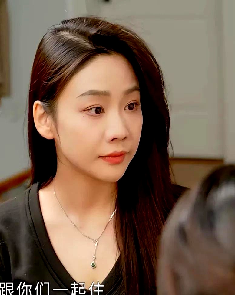 事情是这样的,领证当天,丈夫说他姨妈来了,邀请我一起吃饭