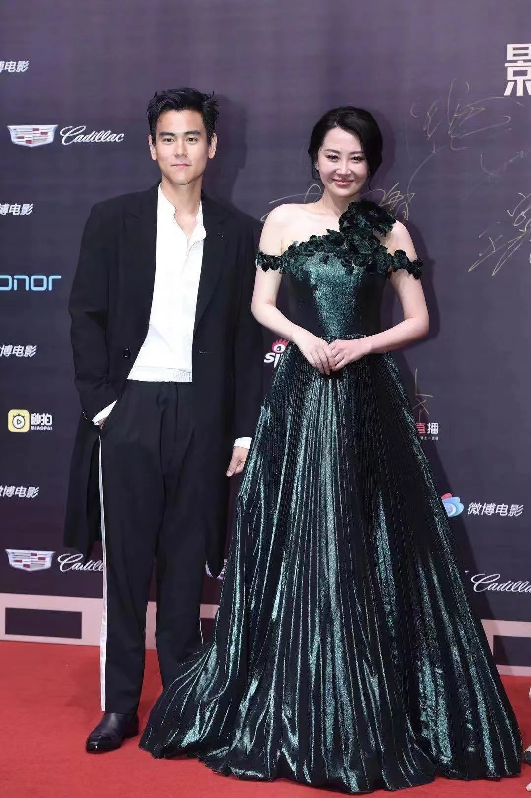 她身着绿色亮片礼服,与身旁风度翩翩的彭于晏相映成趣,两人站定瞬间