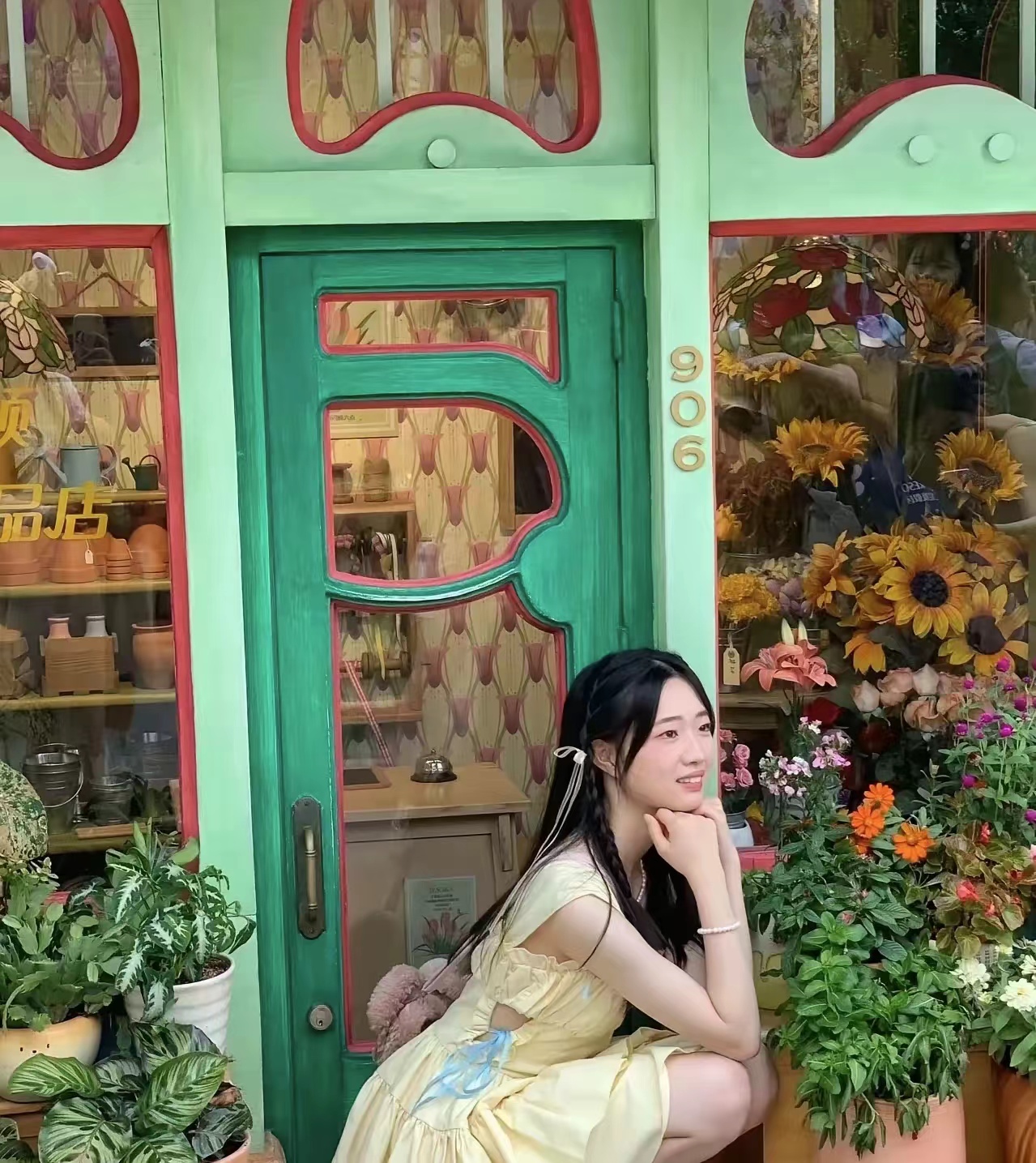 黄雨婷近日在上海迪士尼游玩她身穿一袭嫩黄色的短裙头发扎成了公主