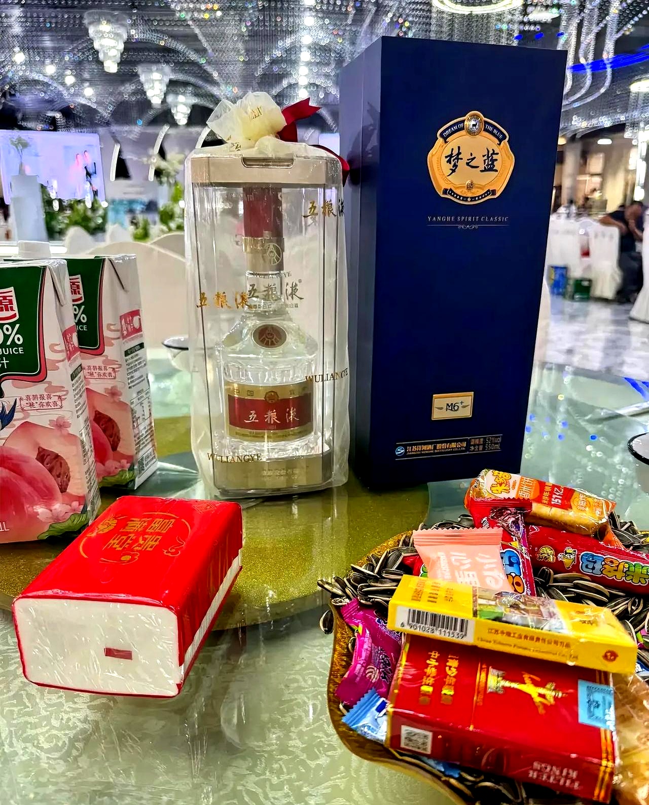 一回到家,我就跟老公炫耀说:"这瓶酒大家都没喝,我给拿回来了!