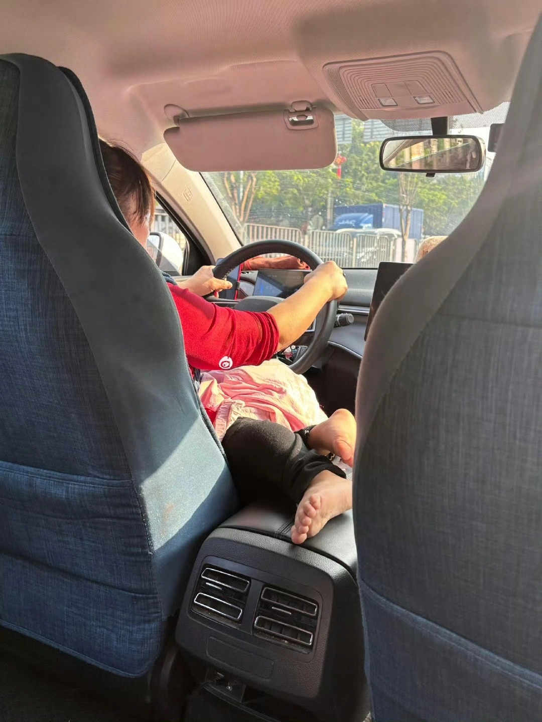 妈妈坐在车后排