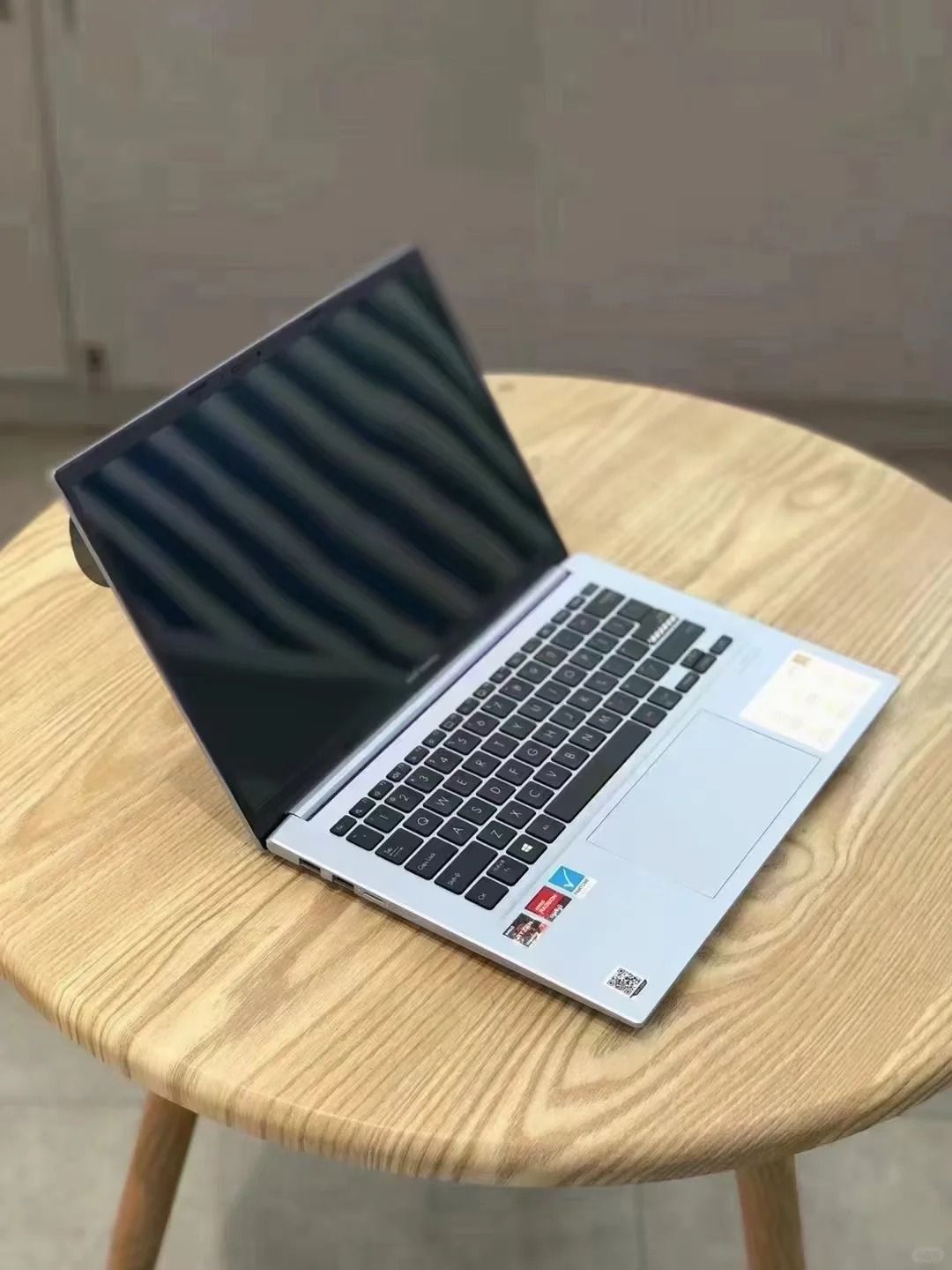 这款华硕无畏 pro14,在外观颜值上着实契合大众消费者的审美.