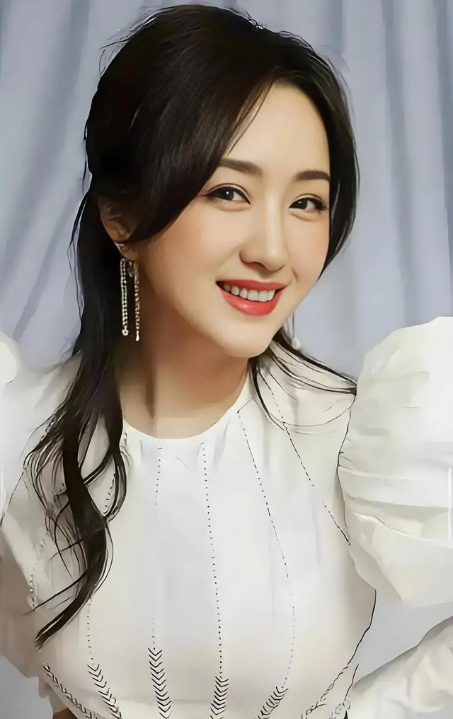 甜歌皇后杨钰莹,这名字一出来,谁心里不得泛起几丝涟漪?