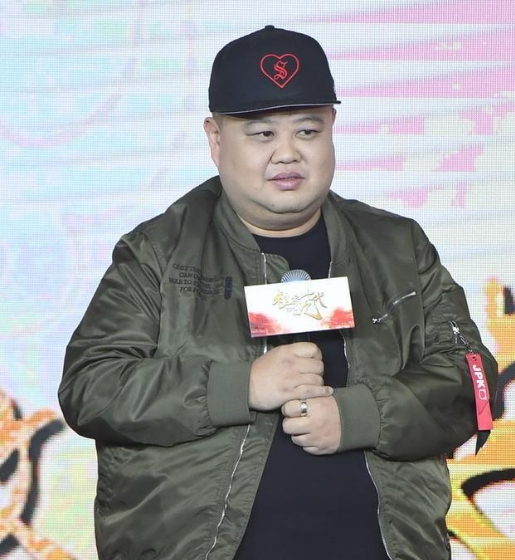 主持人,鲁豫问相声演员孙越,你体重多少啊,比我多多少,孙越说,你还是