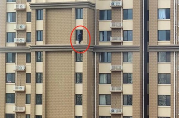 河南一网友称对面楼夫妻一大早吵架,妻子把两个孩子放在23楼空调外机