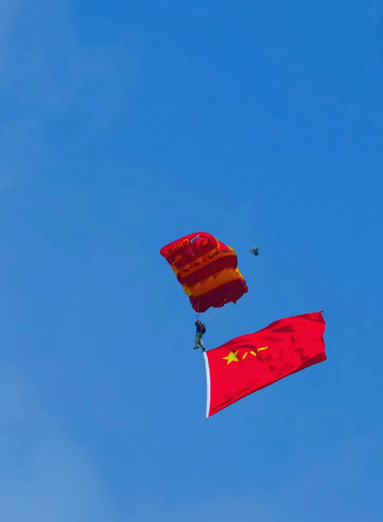 壁纸阅兵天空相片图片这次阅兵壁纸放飞鸽子军人在空中扬起国旗的照片