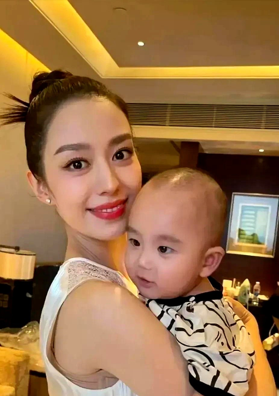 朗朗老婆吉娜是个混血儿,爸爸是德国人,妈妈是中国人.她身高1