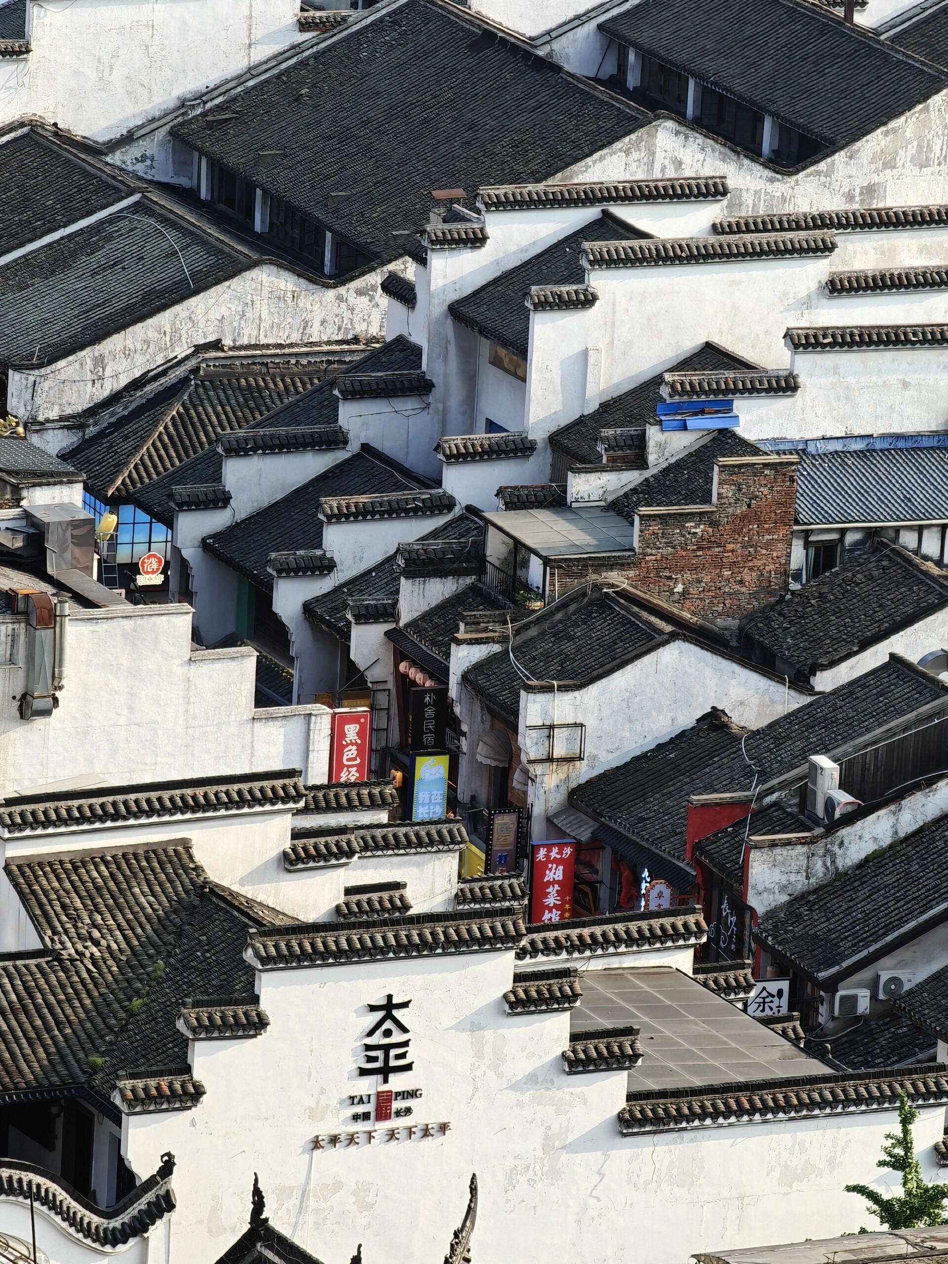 太平老街的街巷格局 青砖灰瓦 一览无遗,和我们平时热闹火辣的逛吃