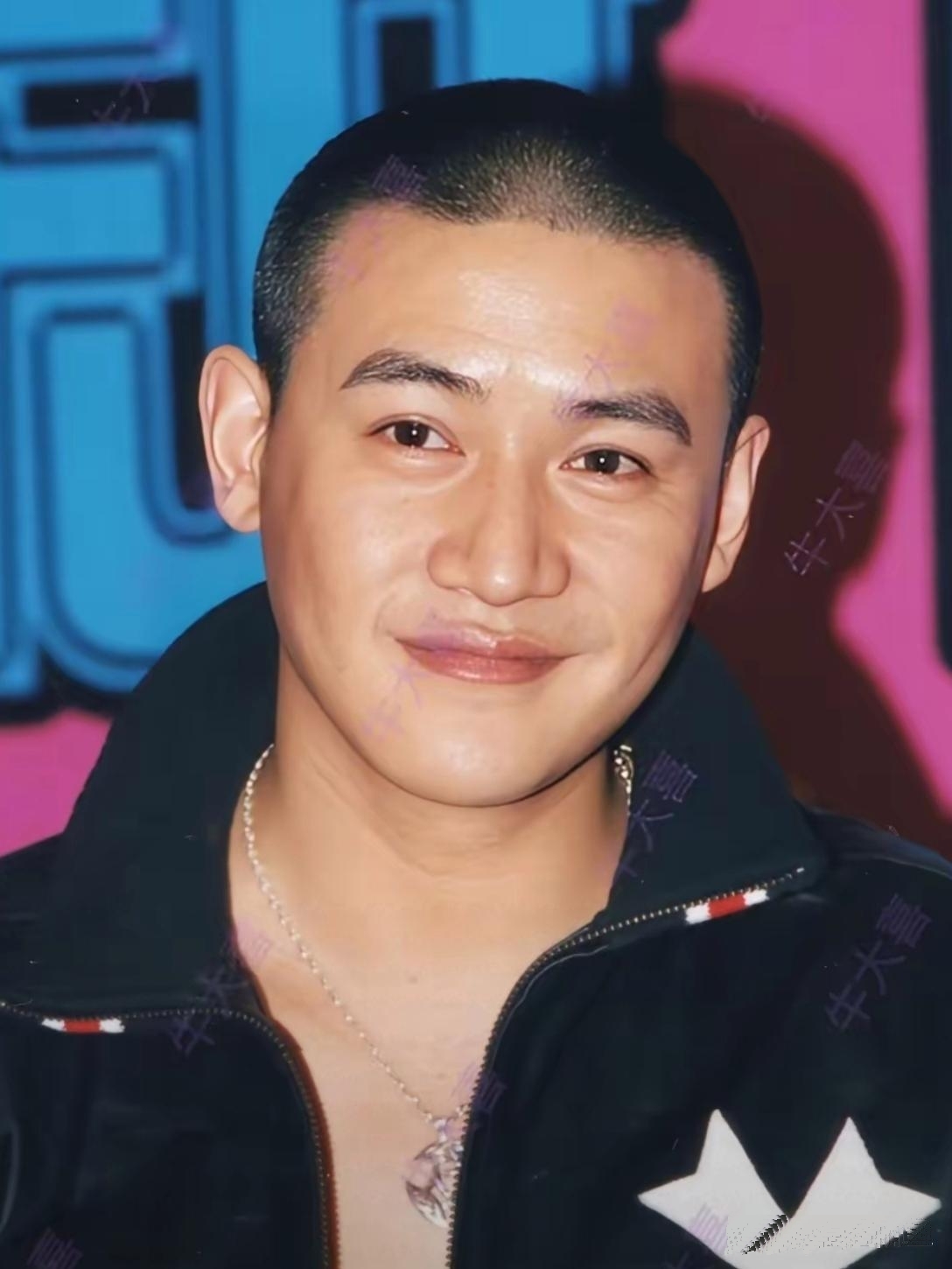 换了头型的陆毅依旧超帅