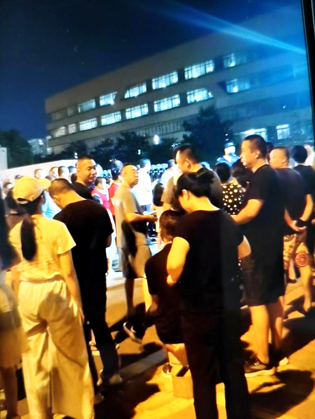 晚上九点半即墨二中校门口熙熙攘攘挤满了等着接孩子下晚自习的家长