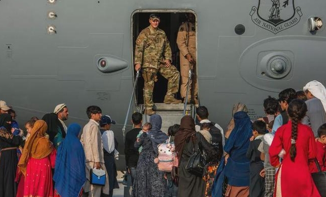 大批阿富汗前政府官员,有钱人,商人以及部分民众都纷纷逃离阿富汗,一