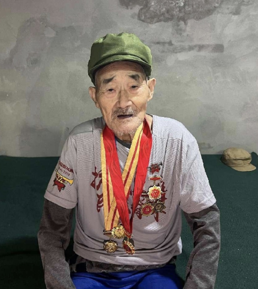 满身军功章的老人照片
