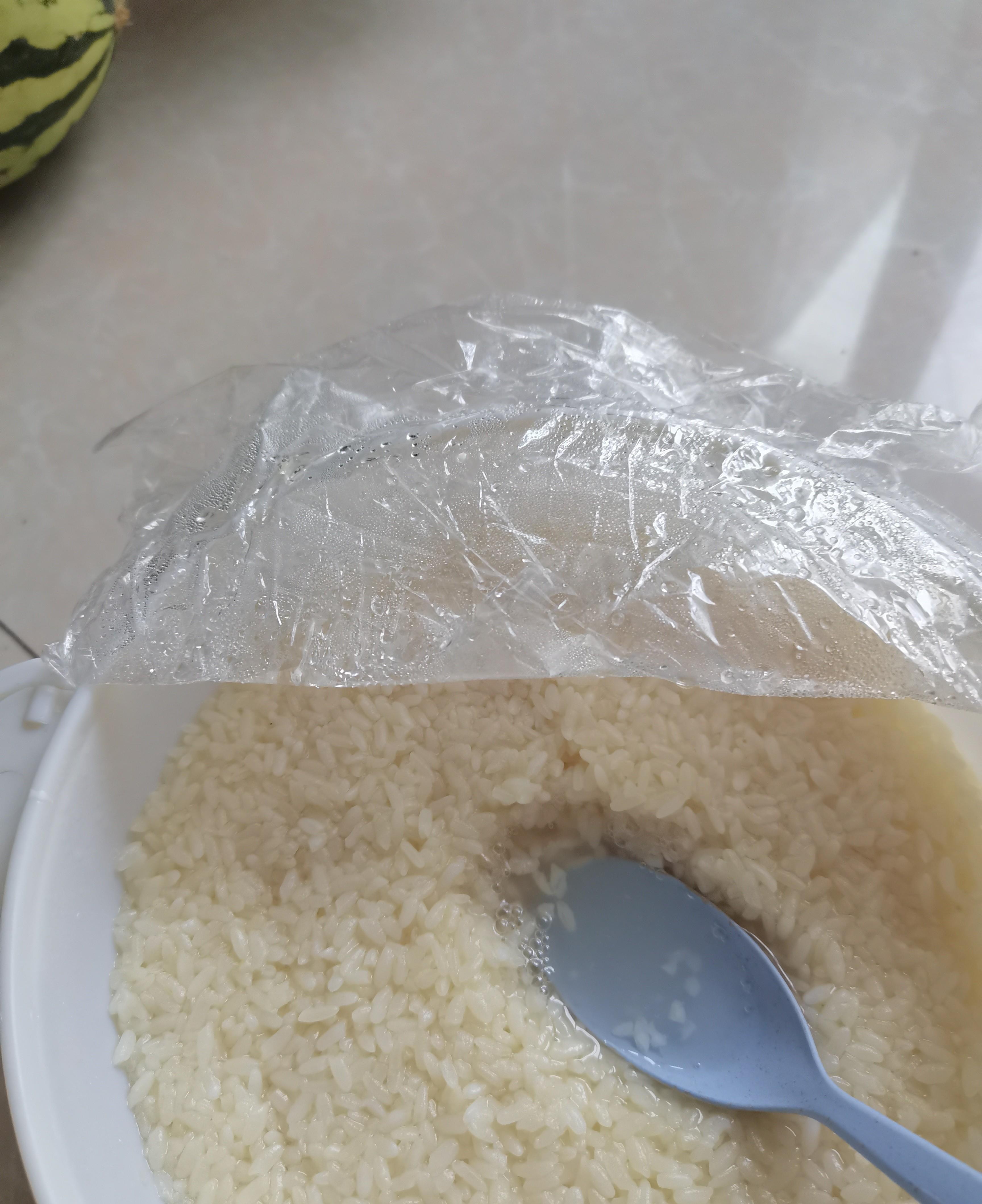 自制米酒搞定咯虽然入秋后都做了好几次但每次打开盖子前都像在拆