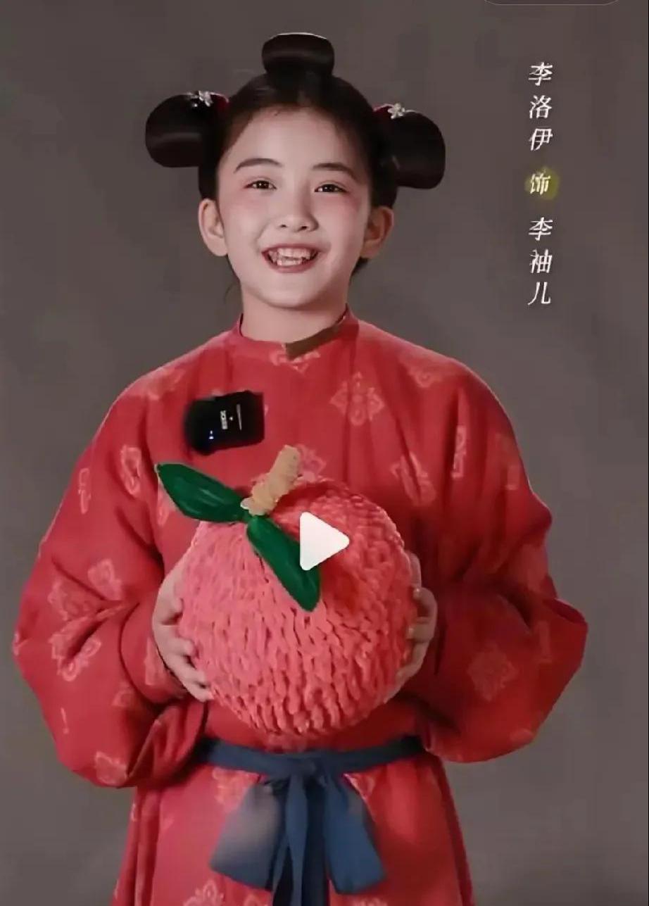 这个角色是剧中的袖,李善德的女儿,由李洛伊饰演