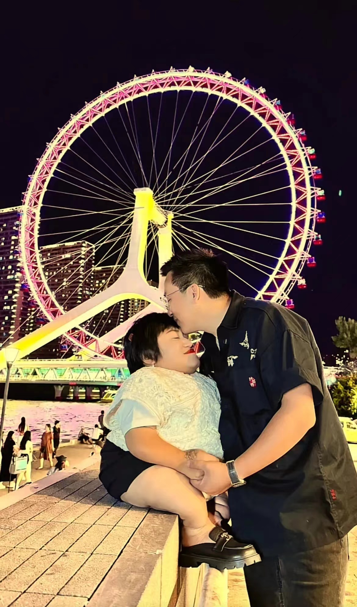 大双在天津摩天轮下,抱着喜梅并亲吻喜梅的额头,此刻喜梅是世界上最