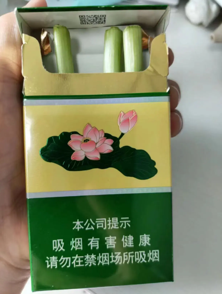 老爸晚上要出去跟老同学一起喝酒,老妈趁他换衣服时,偷偷把他的烟给换