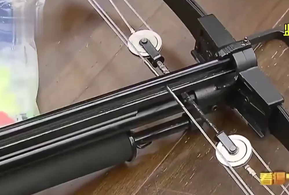 外卖员300块,可保安队长坚决不道歉,外卖员一怒之下,拿着弓弩上门报仇