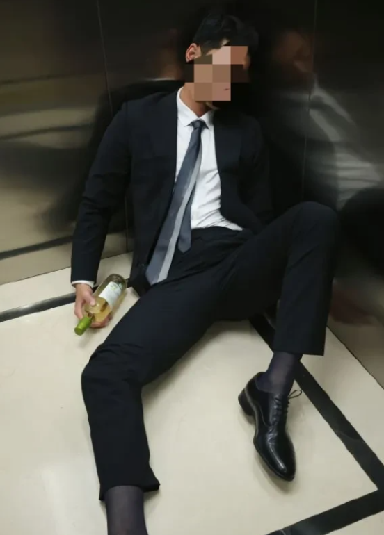 江苏,盐城,一醉酒男子凌晨4点回家,进入小区电梯后突发疾病