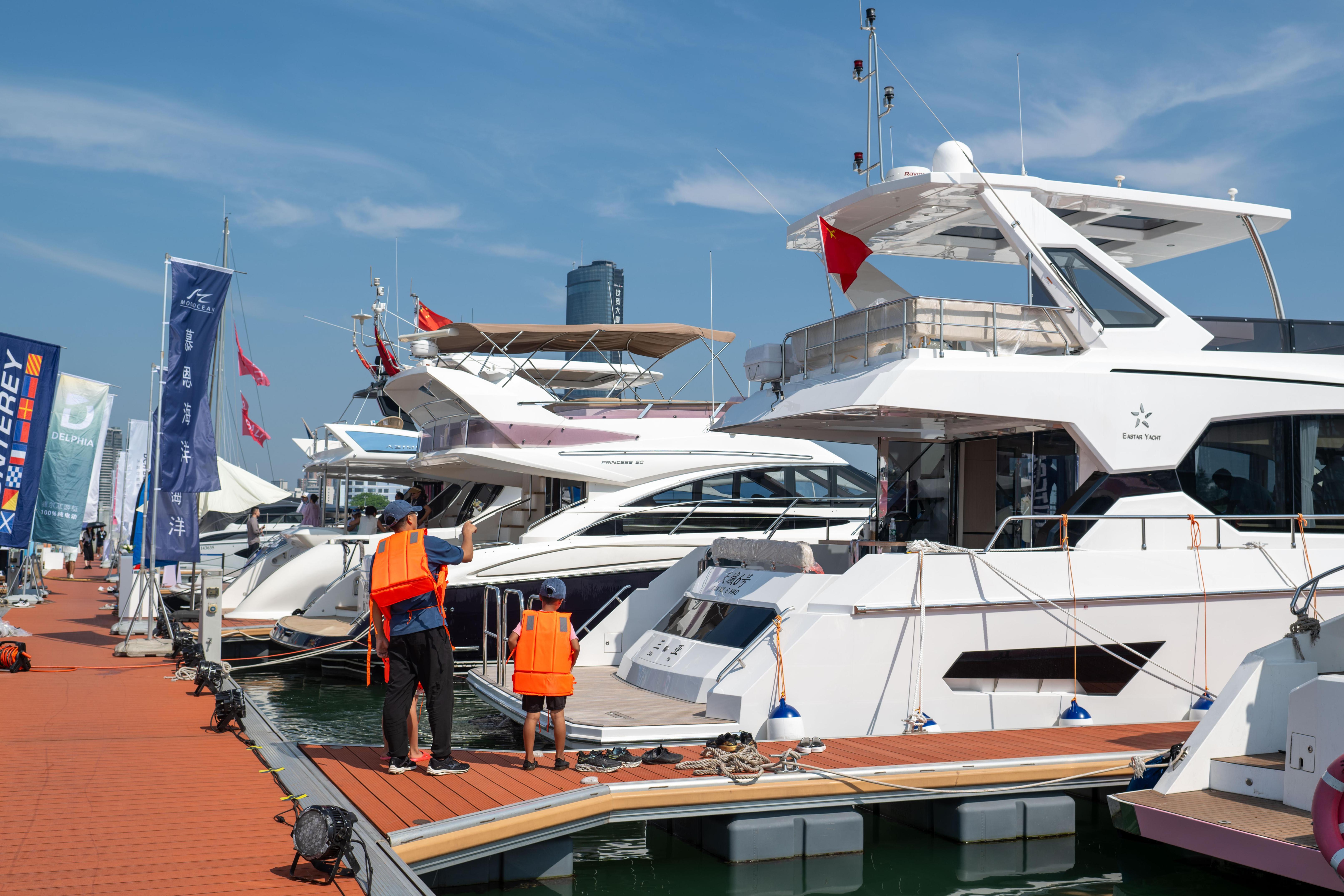 1994年,富豪吴征500万买下一艘游艇向杨澜求婚,此时已婚的杨澜直接