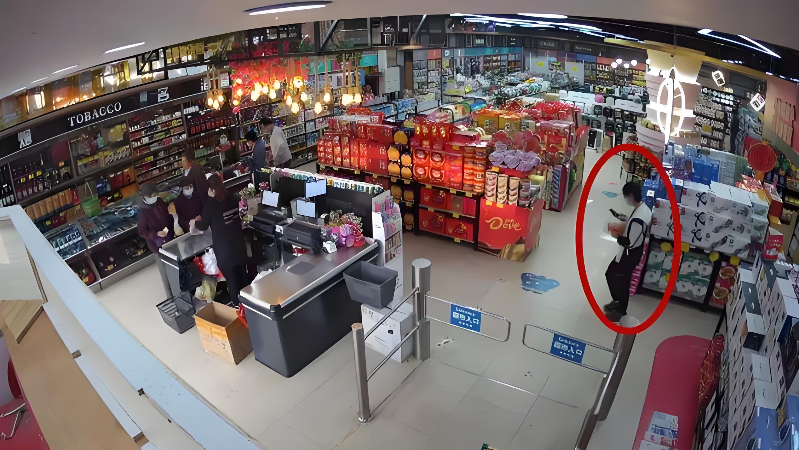 店长李先生发现店内商品失窃,监控录像记录下这起案件的关键瞬间