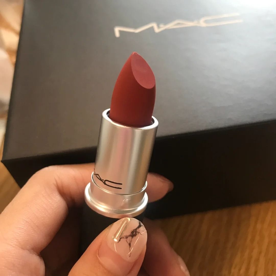 真实分享# 这个魅可丝缎柔雾唇膏316小辣椒外壳是磨砂质感的,摸起来