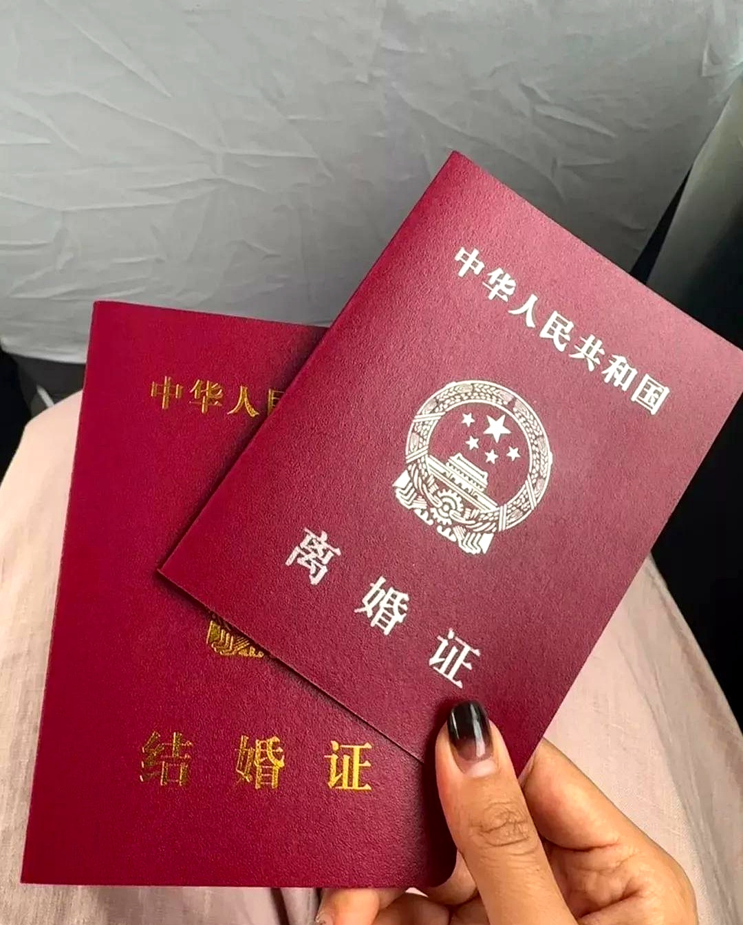 今天早上谁知道老公一句话没说直接扔给我一张离婚协议书说你