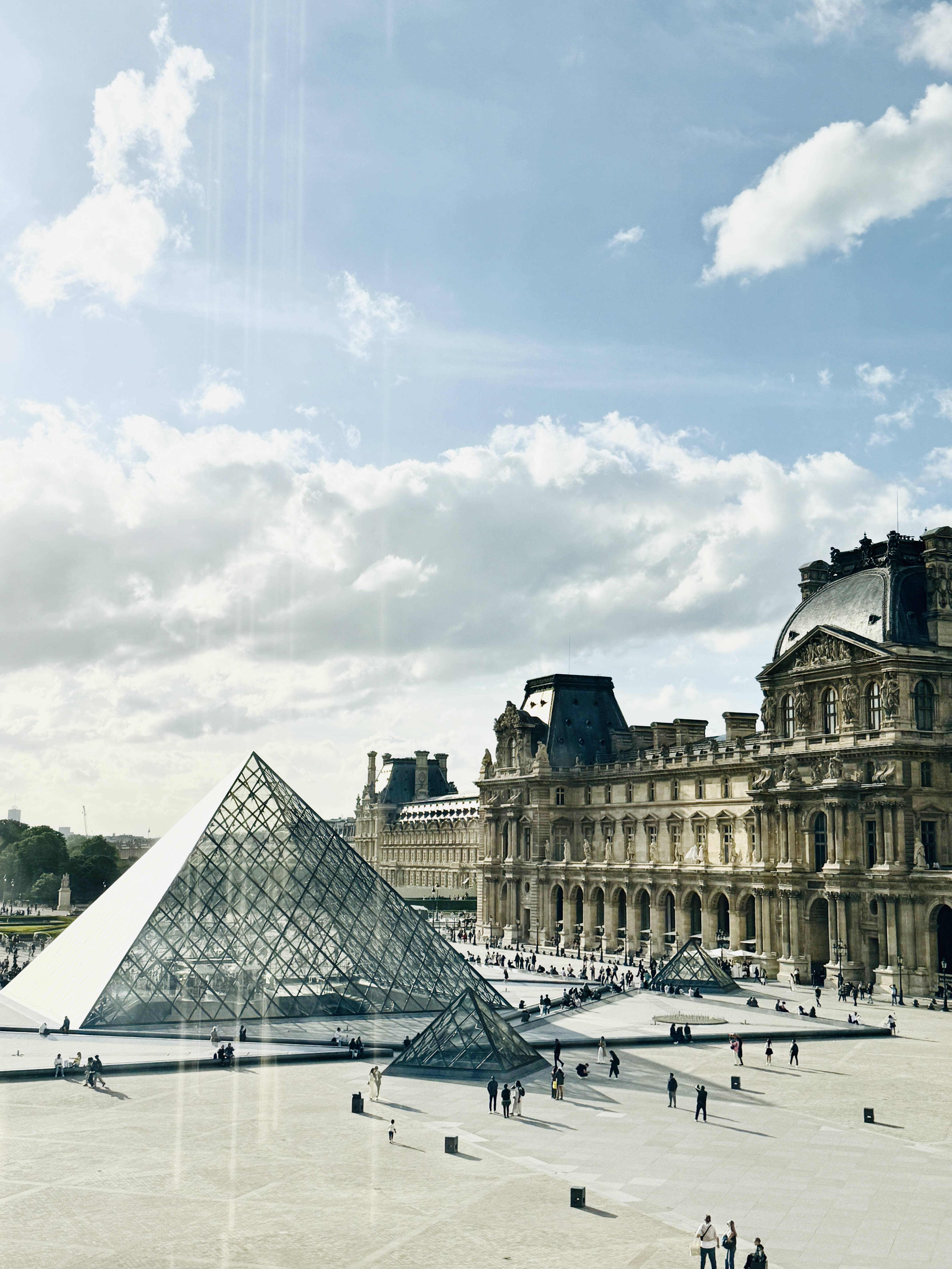 贝聿铭设计的玻璃金字塔,宛如一颗璀璨的星辰,坠落在古老宫殿前的广场