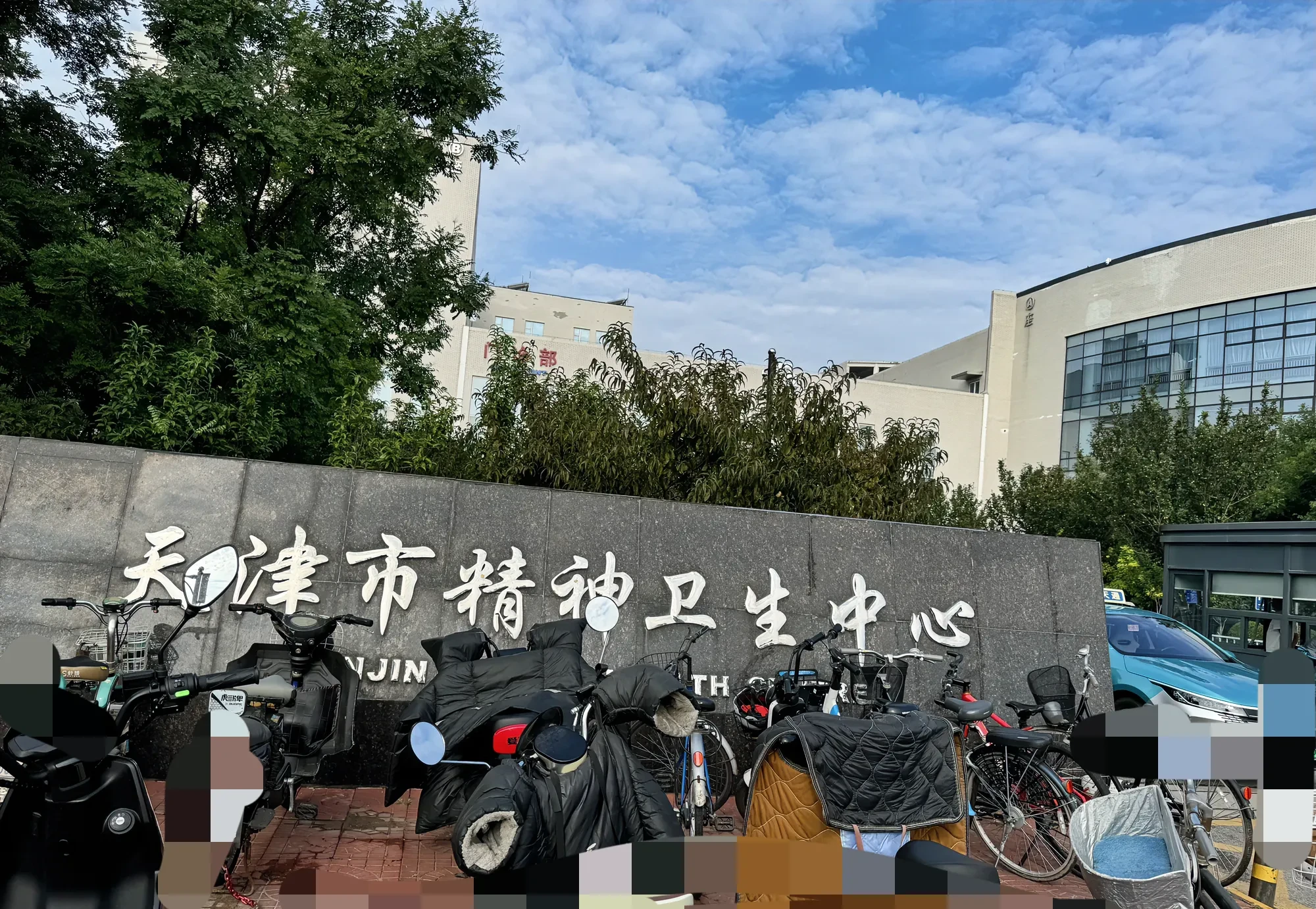 早上就感觉我婆婆不对劲,我们接上她,她坐车上腿一直在抖