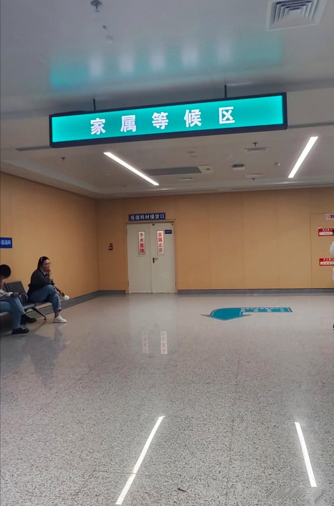 病房夜间住院病房真实图片泰安第一人民医院内部老太太病重住院照片