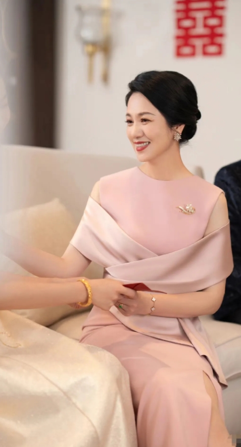 守寡多年的丈母娘比媳妇还漂亮怎么夸
