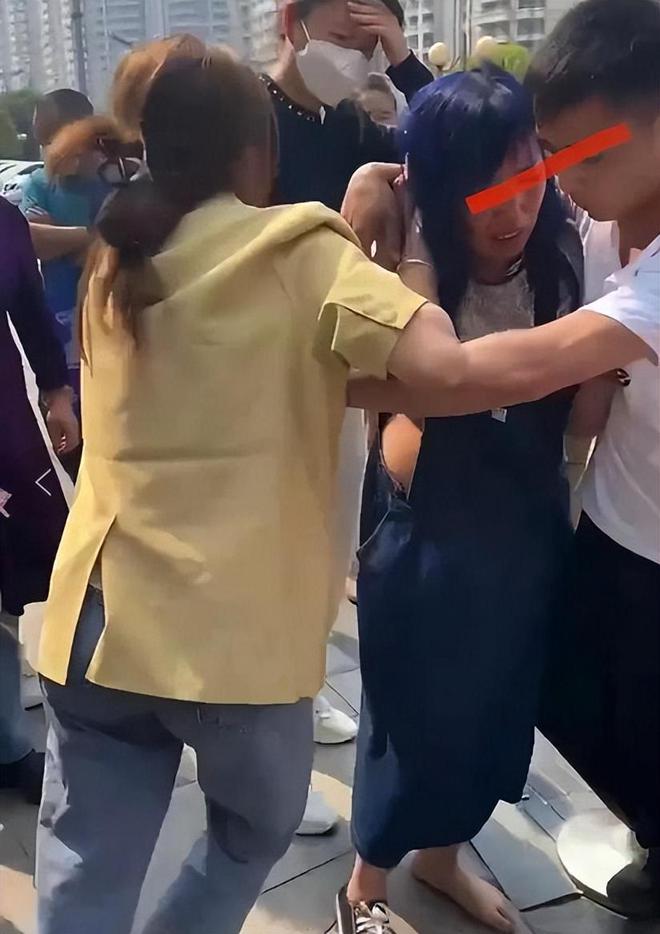 近日广西一宾馆门口,原配抓住了小三的头发,两个人厮打起来,但是原配