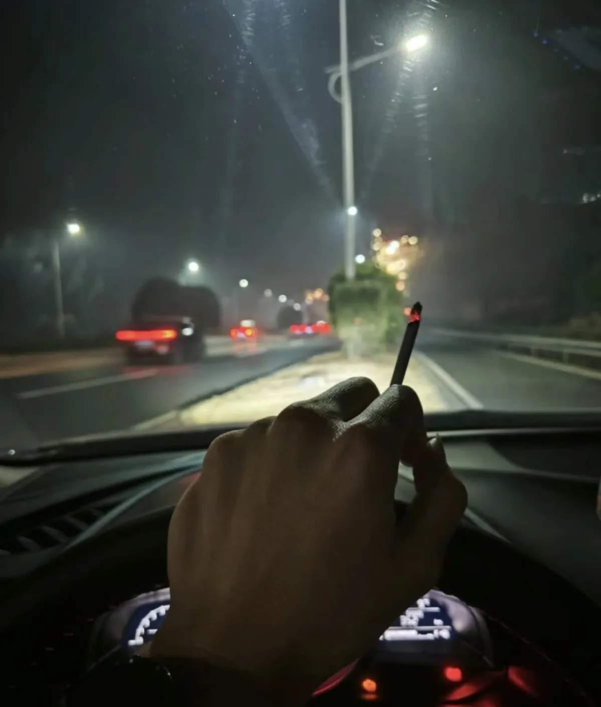 昨晚丈母娘生日宴结束后,我起身准备回家时,岳父拿了