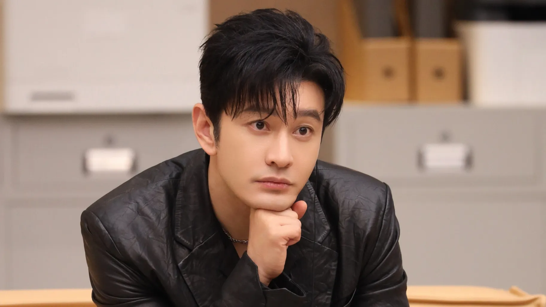 黄奕的到来,让她与黄晓明同框出现在观众眼前,瞬间引发了网友们的集体