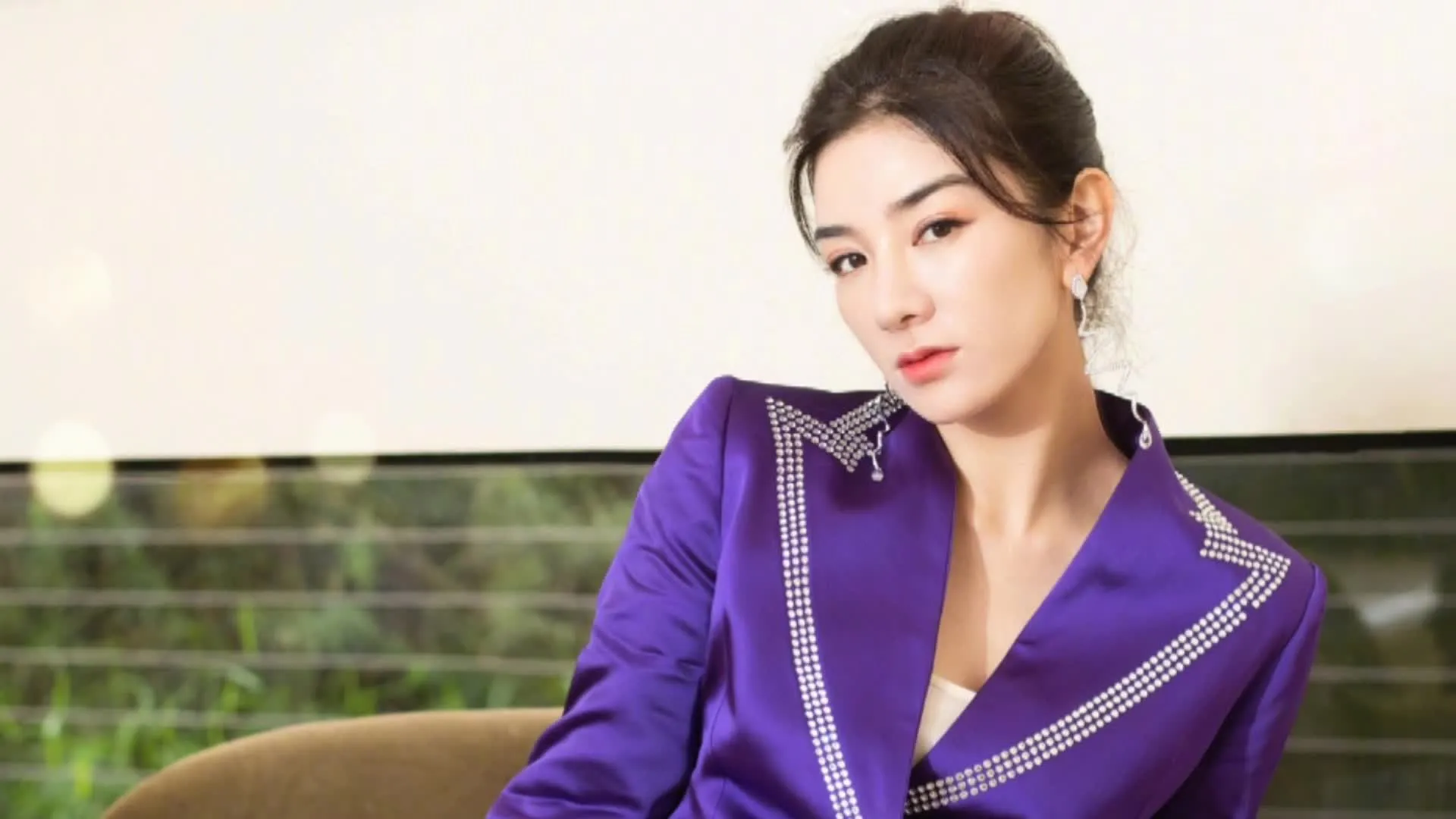 黄奕的到来,让她与黄晓明同框出现在观众眼前,瞬间引发了网友们的集体