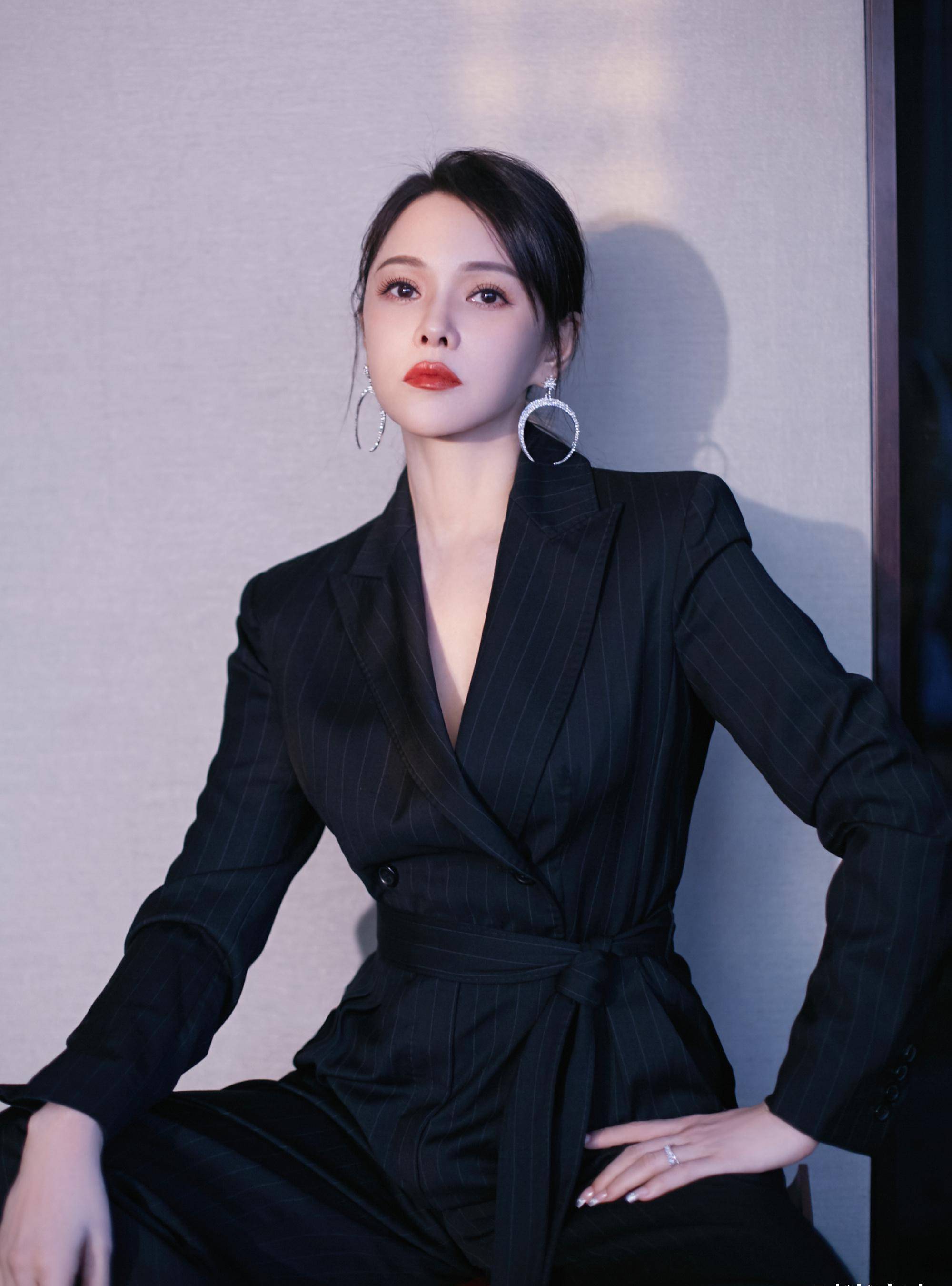 一次,主持人问伊能静:"你长得这么好看,为什么不去拍戏呢?