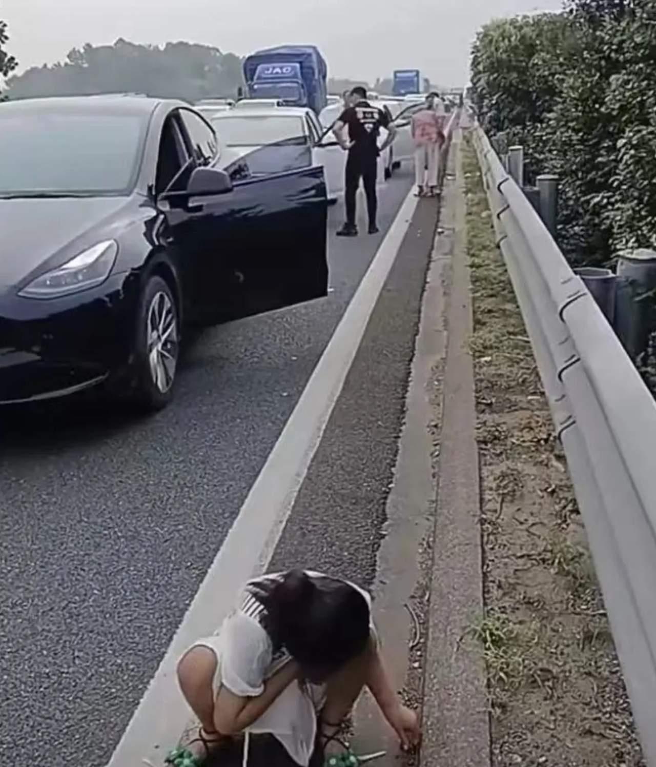 国庆高速公路大堵车,一堵就好几个小时.