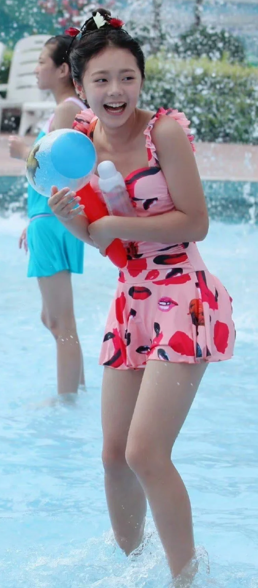 赵今麦有三个泳装造型,这个还有一个影视和视频