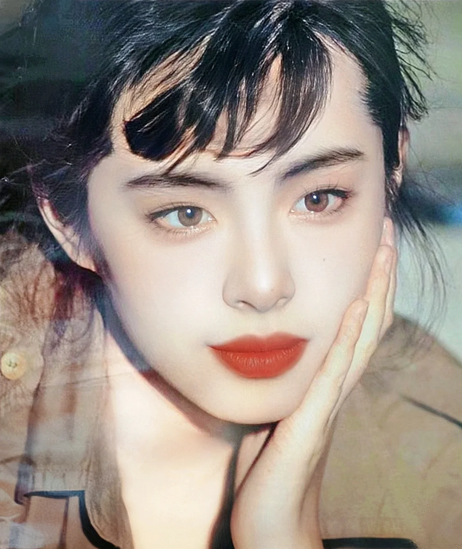 天生自带美瞳效果的琥珀色瞳孔,秋水剪瞳,勾人