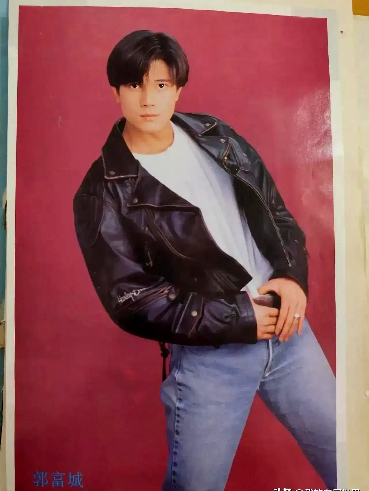 郭富城以前的海报上显示他的身高为5尺7寸,换算成厘米就是170.18厘米