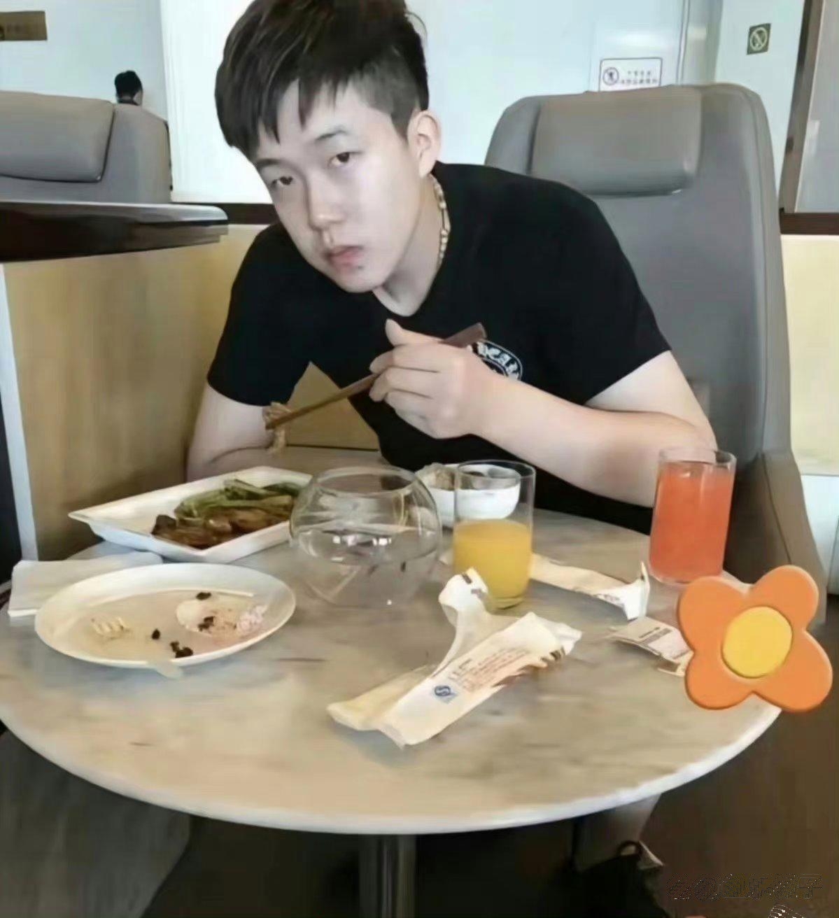 吃饭时,左撇子大口吃肉的样子好可爱啊