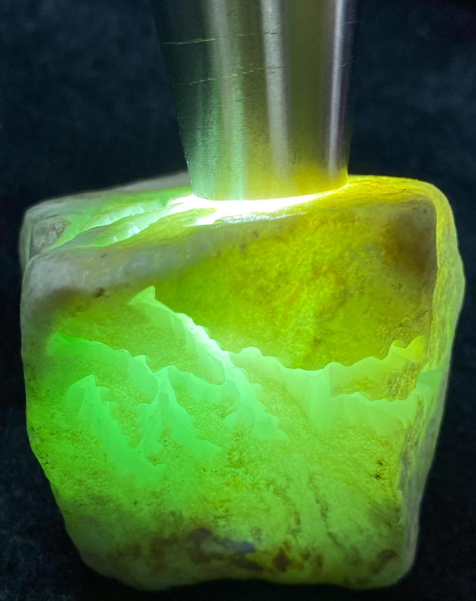 鉴定冰糯种翡翠原石,需从多维度精准判断