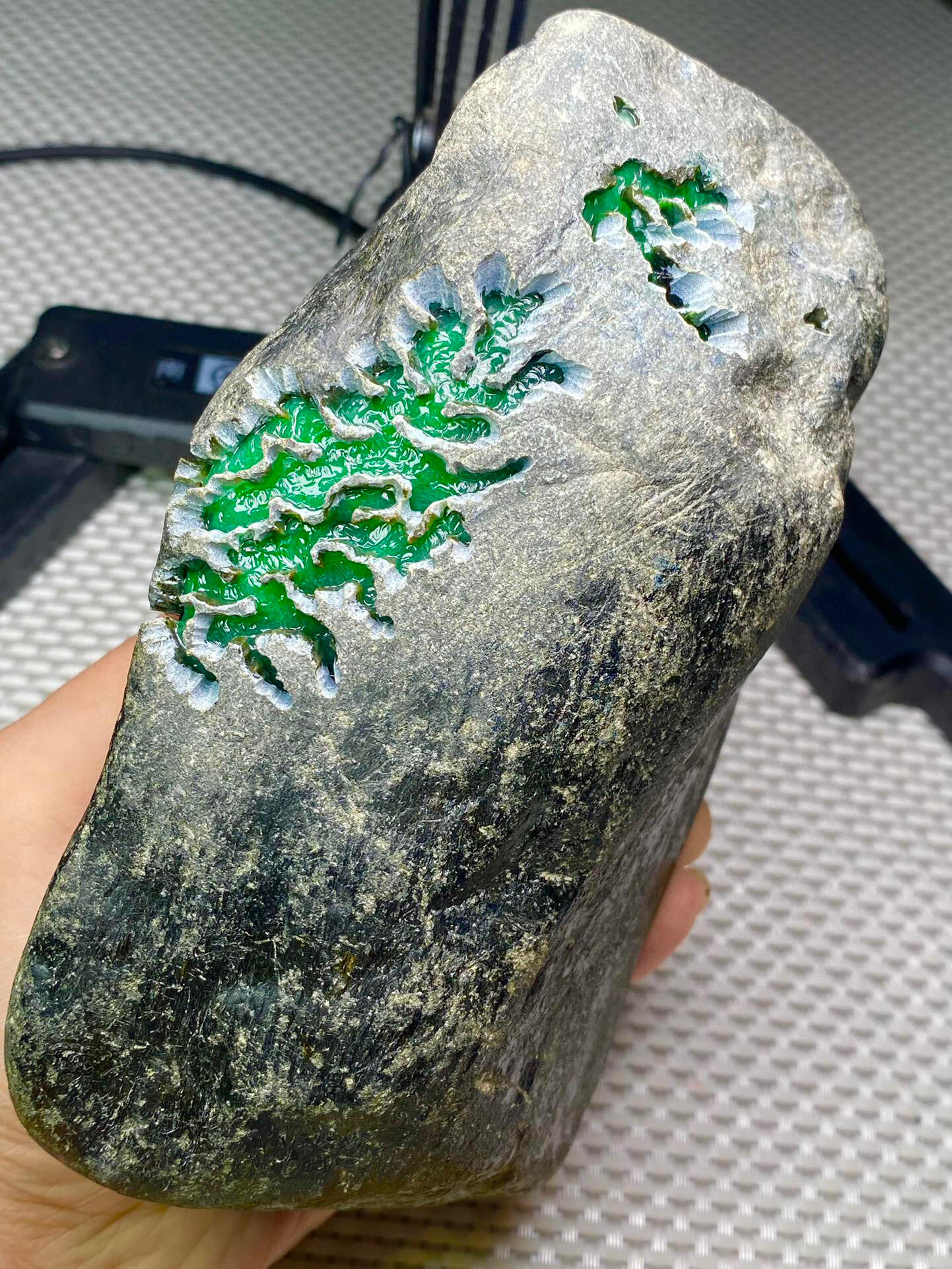 " 翡翠原石在历史长河中,承载着丰富文化内涵,是文化传承的重要载体