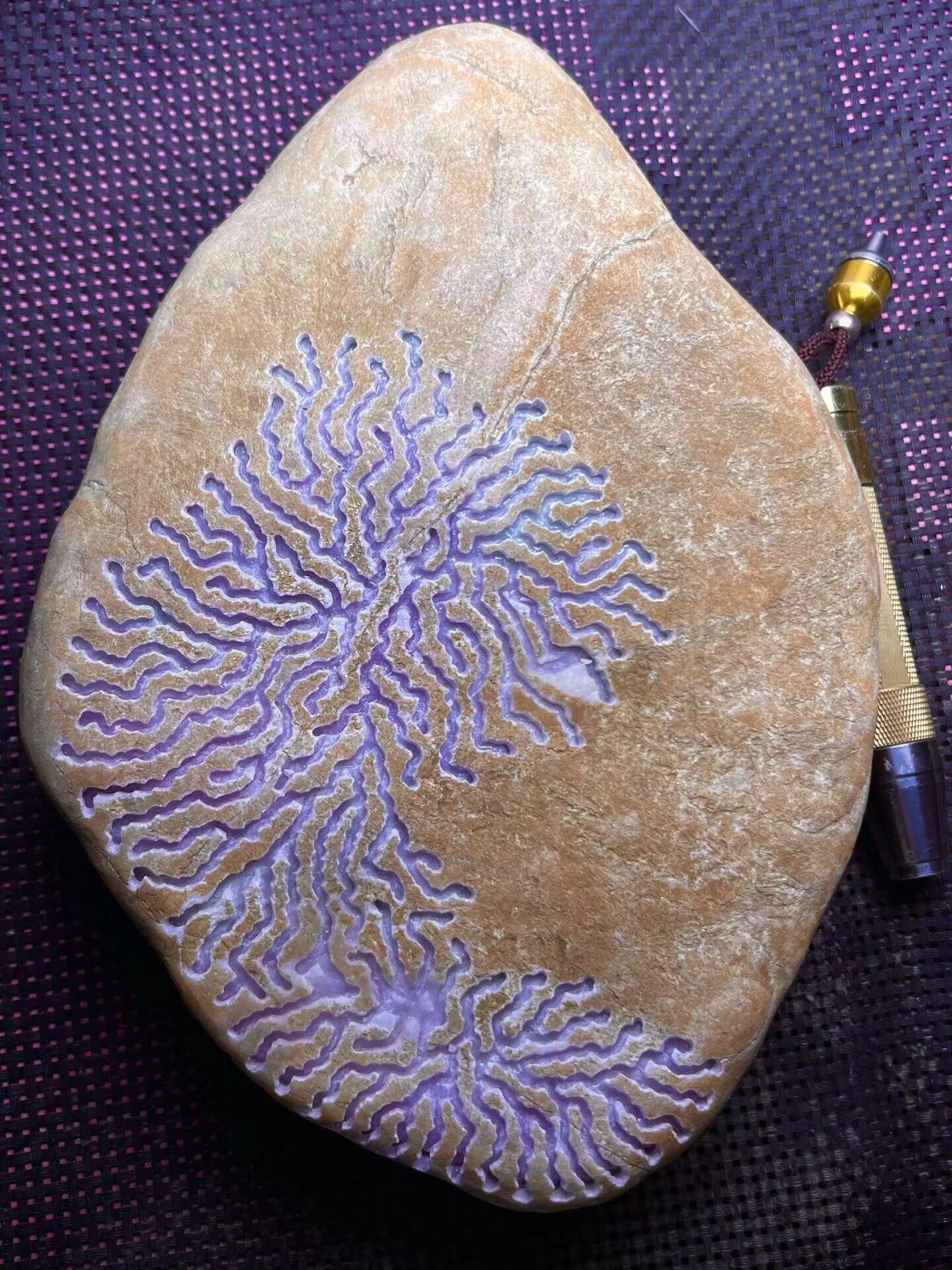 当人们静下心来欣赏翡翠原石时,其沉稳的色泽,温润的质感能够让人的