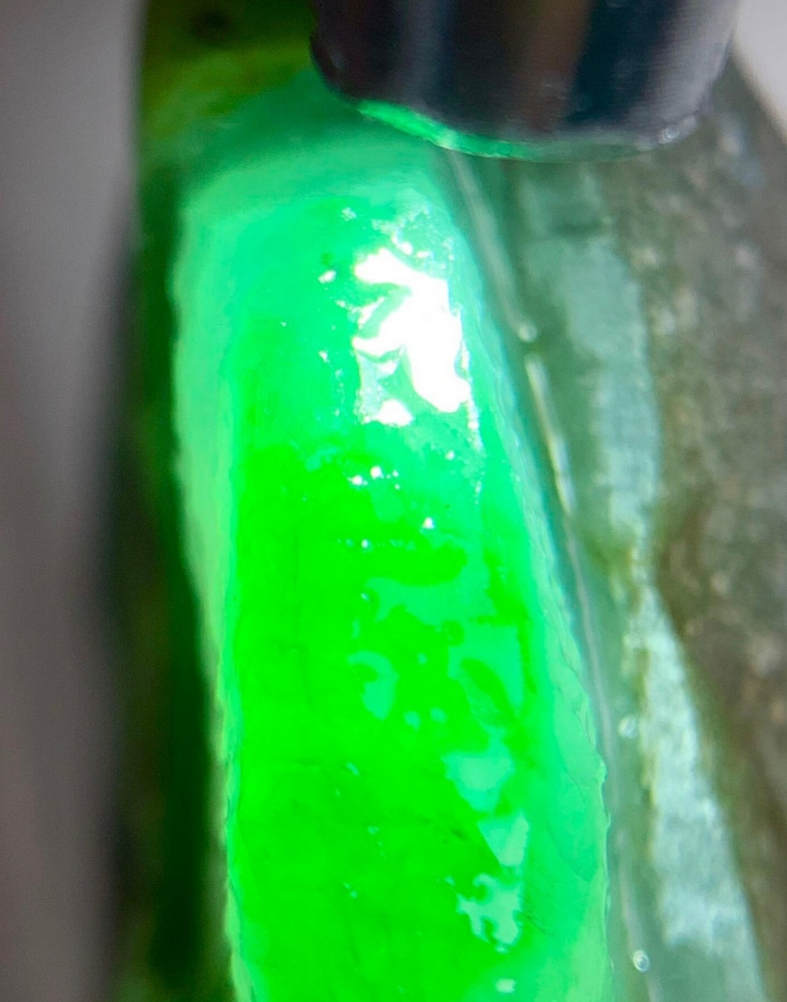 翡翠原石的晶体颗粒细腻度,影响成品质感柔润性