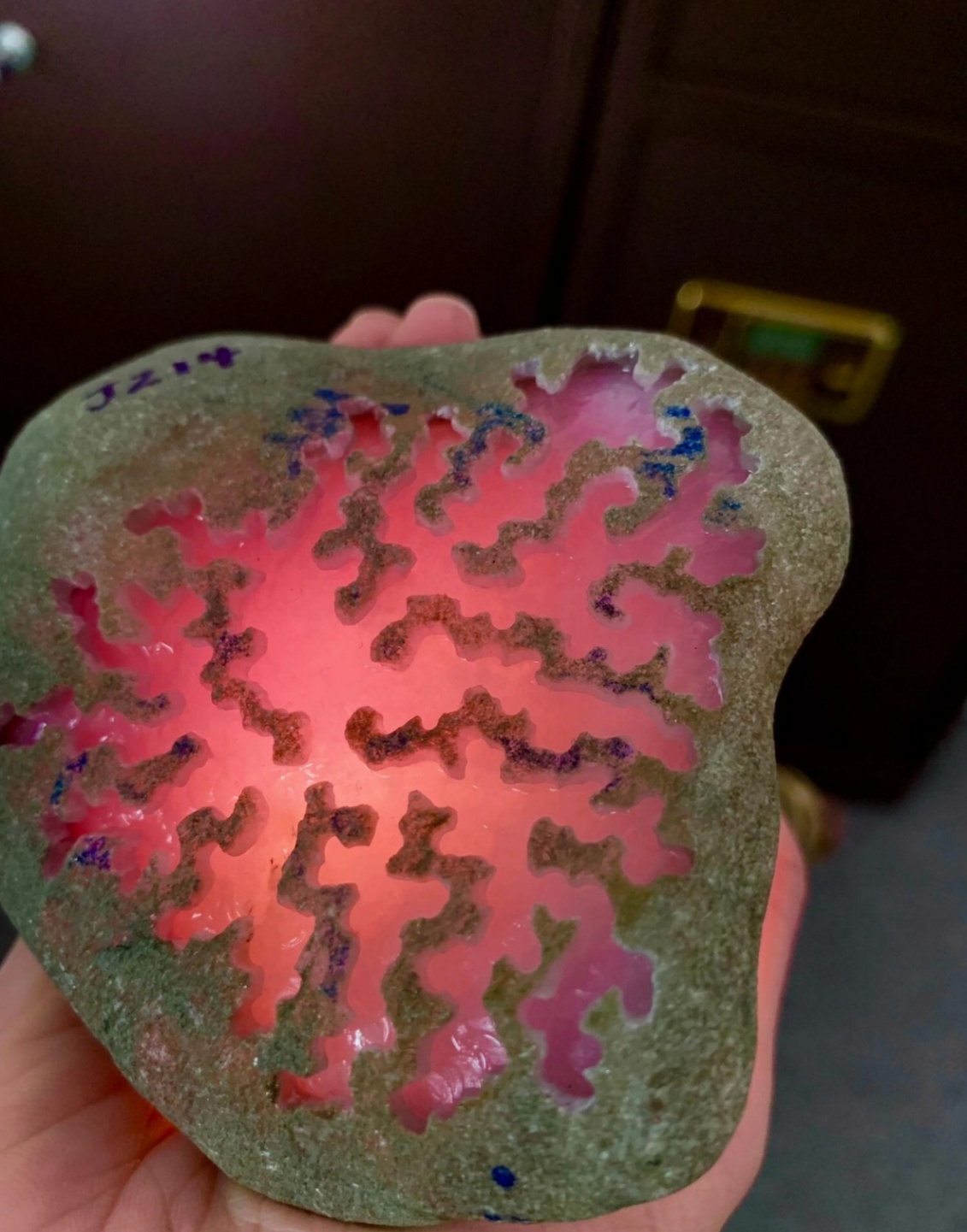 翡翠原石的晶体颗粒联结紧密性,影响成品耐用持久性