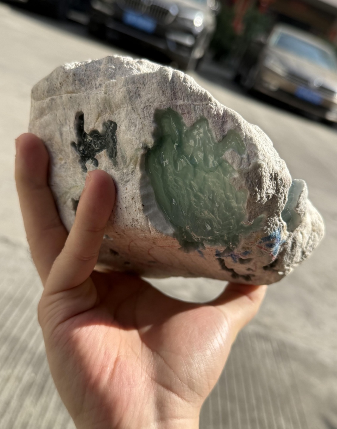 翡翠原石的晶体颗粒表面细腻度,影响成品的触感舒适与光泽表现